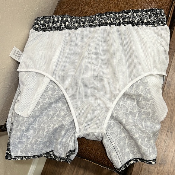 Brand New Laguna Swimwear UPF 50+ Relaxed Fit Quick Dry Shorts Land or Sea wear! - Picture 7 of 8